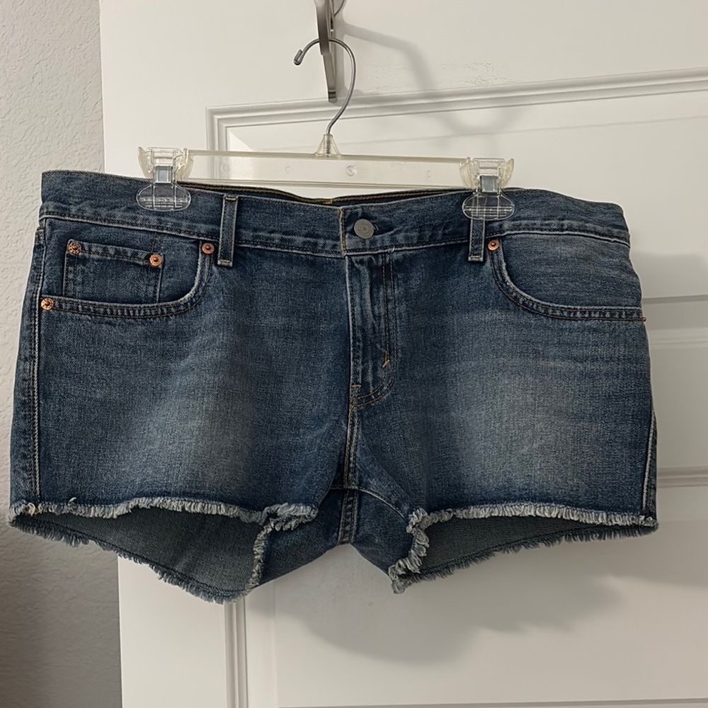 Levi’s cut off shorts medium rinse denim jean SZ 32 or 14 100% cotton distressed